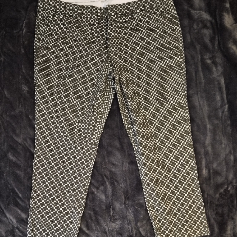a.n.a Army green/gray  and white Patterned Cropped Pants